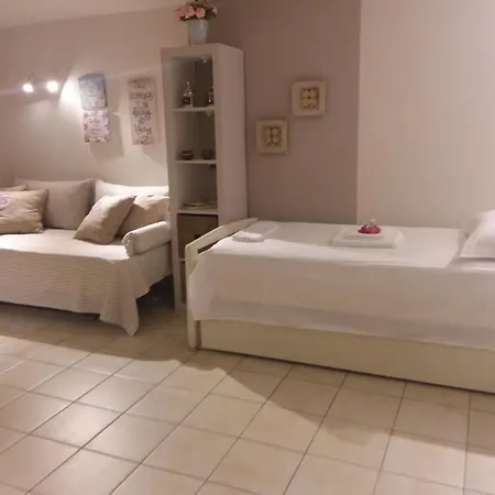 Paloma Feriehus Karavádhos